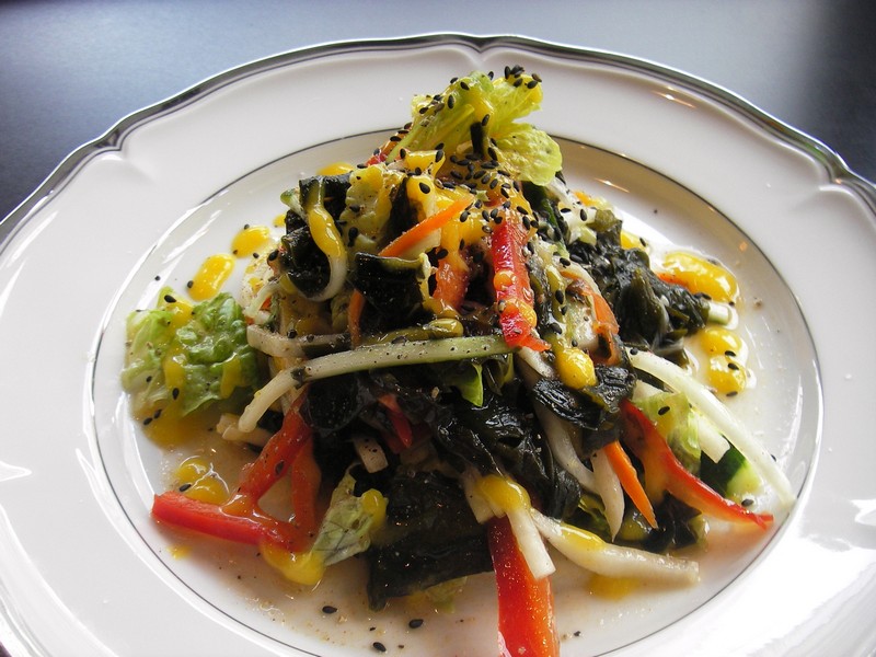Live_Seaweed_Salad.jpg